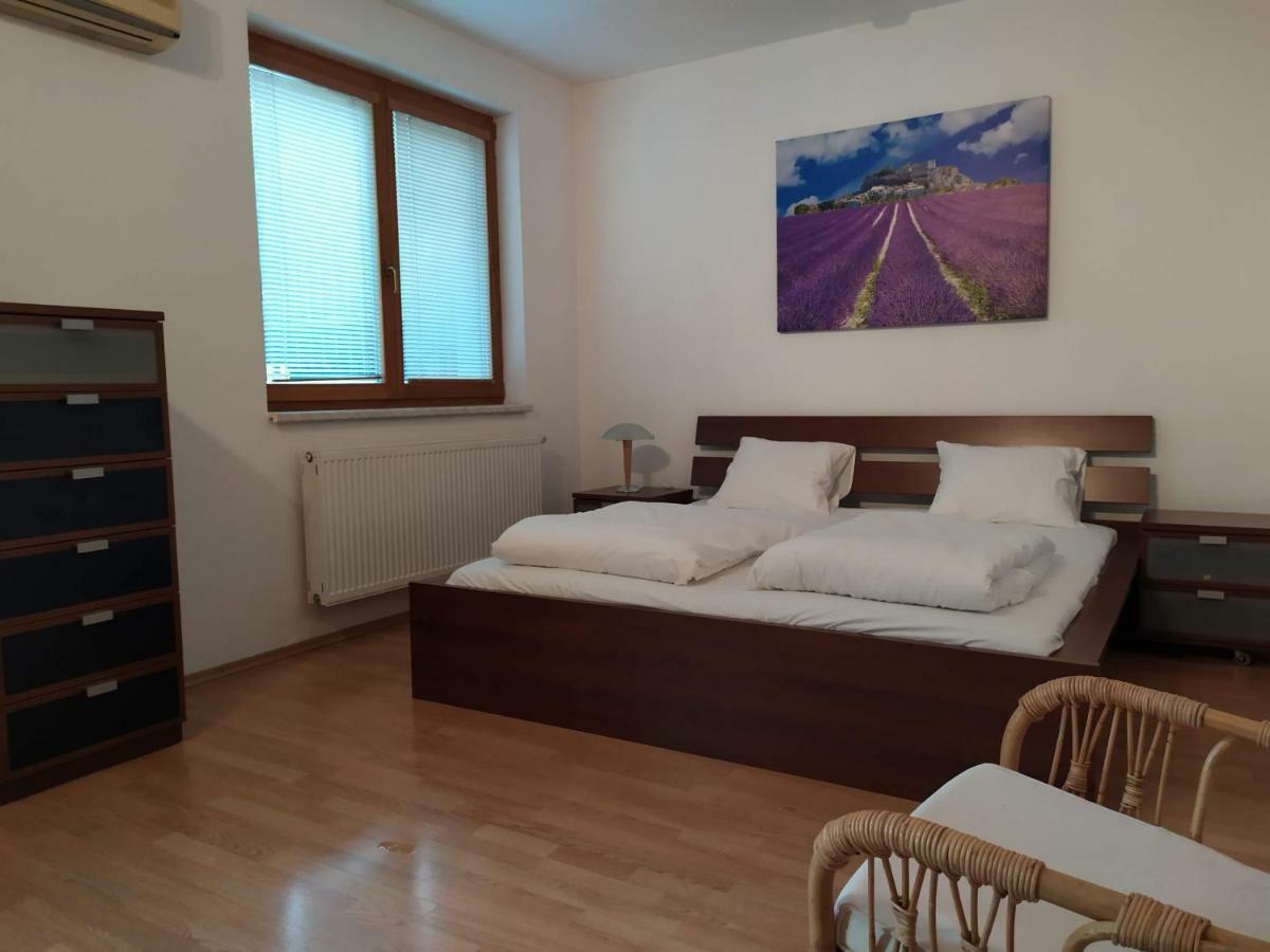 Kate & Jenny - Two-Level Apartment In The Old Town Bratislava Exteriör bild
